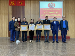 Đảng bộ phường Hòa Hiếu trao tặng Huy hiệu Đảng đợt 3/2 cho các đảng viên